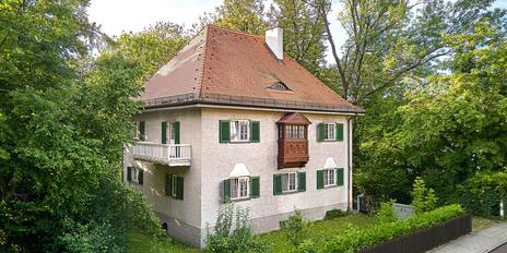 Denkmalgeschützte Villa mit flexiblem Raumkonzept und Garten zur Neukonzeption