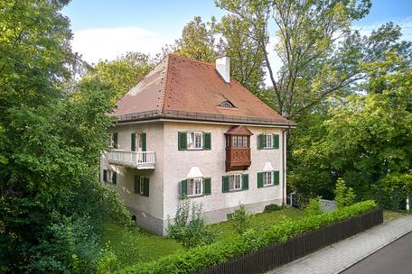 Denkmalgeschützte Villa mit flexiblem Raumkonzept und Garten zur Neukonzeption
