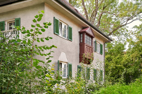 Charming historical details