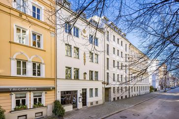 Watch video: Listed, renovated gem of an old building with 4 apartments and 1 commercial unit in a top location in Lehel