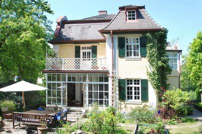 Denkmalgeschützte Jugendstil-Villa mit viel originalem Altbau-Charme und zauberhaftem Garten