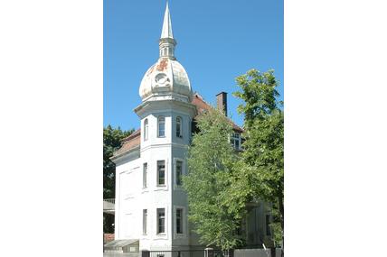 Denkmalgeschützte Neurenaissance-Villenhälfte von 1903 mit Erkerturm