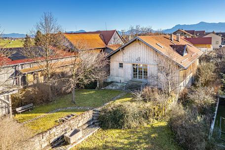 Listed rarity: Enchanting farmhouse from 1650 in an idyllic location with views of the Alps
