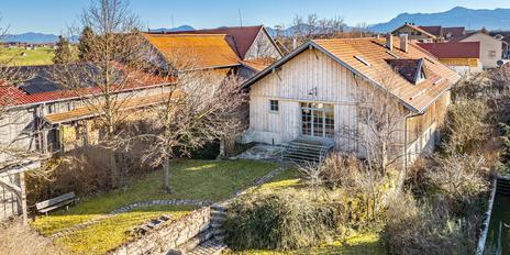 Denkmalgeschützte Rarität: Zauberhafter Hof von 1650 in idyllischer Lage mit Alpenblick