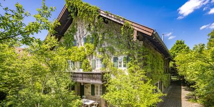 Denkmalgeschützte Rarität: Zauberhafter Hof von 1650 in idyllischer Lage mit Alpenblick