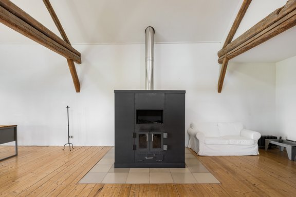 Holzofen in der Tenne