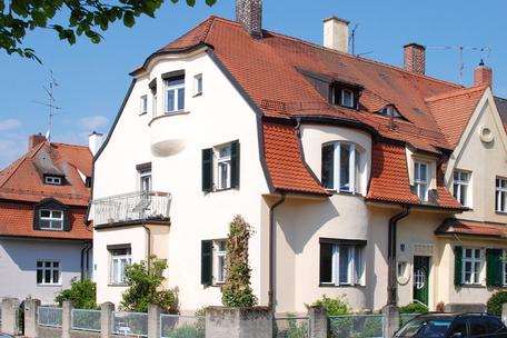 Denkmalgeschütztes Jugendstil-Eckhaus von 1911