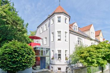 Listed art nouveau jewel with modern extension as separate office unit