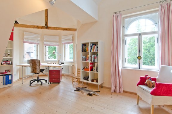 Room with bay window