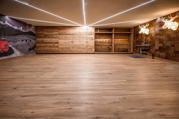 Beheizte Doppelgarage mit Sportgarderobe