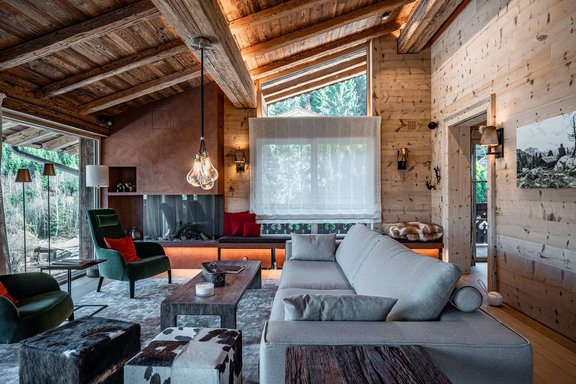 Alpiner Wohnraum mit Kamin