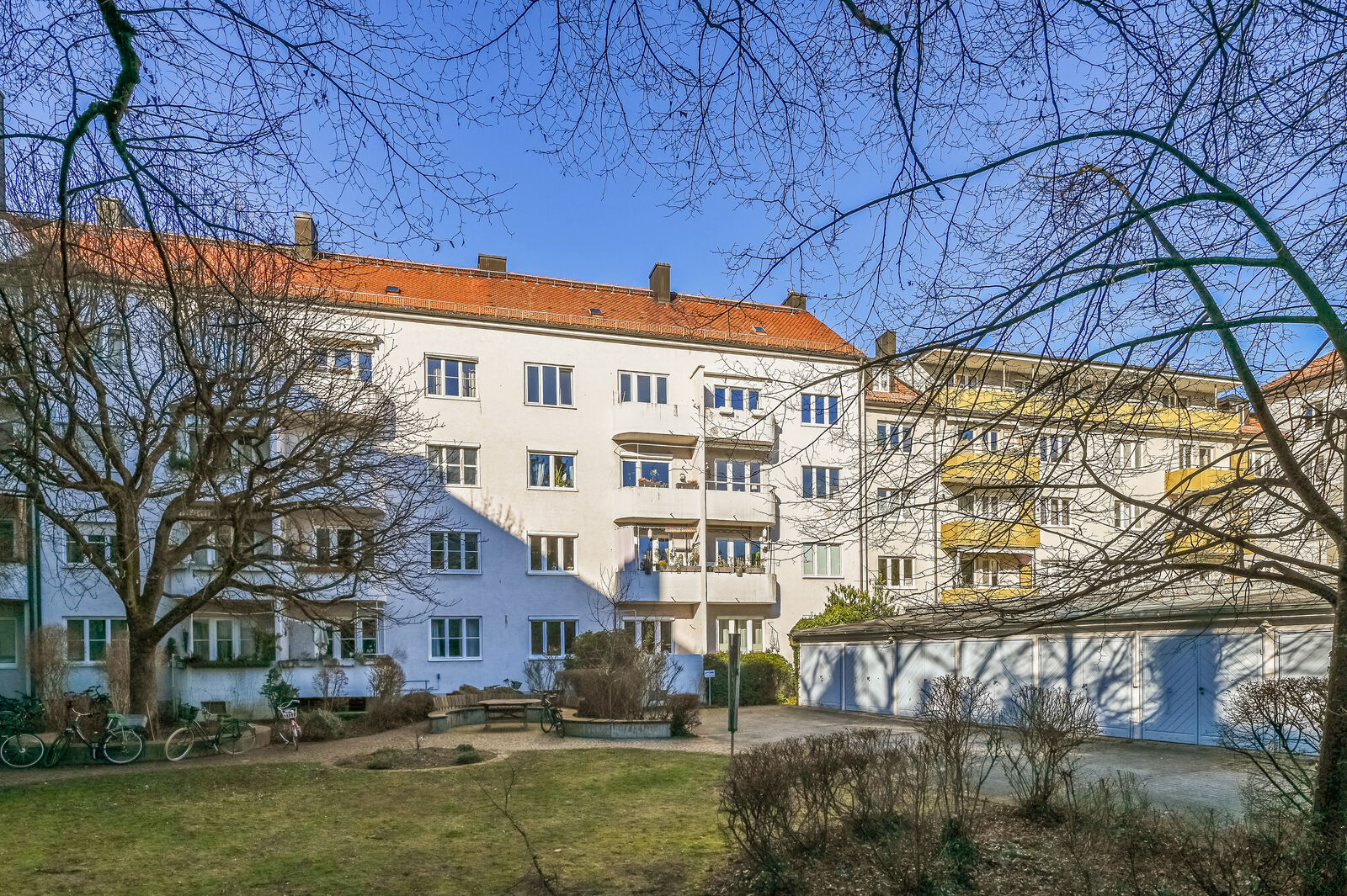 Parkähnlich begrünter Innenhof