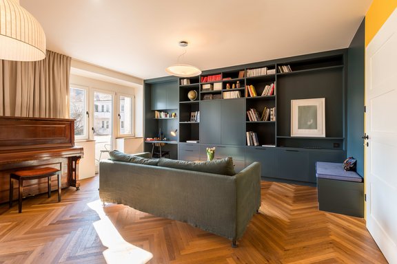 Bibliothekswand mit Homeoffice