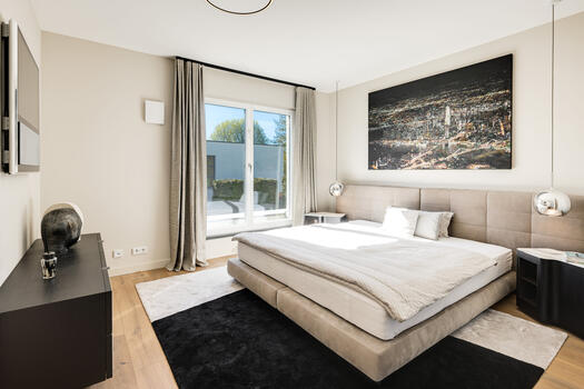Quiet master bedroom