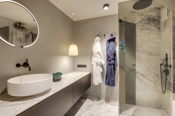 Master-Duschbad im Hotel-Stil