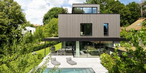 Design trifft Daheim: Detailreiche Architekten-Villa mit Pool und Traumblick ins Grüne
