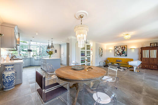 Luxurious kitchen/dining area