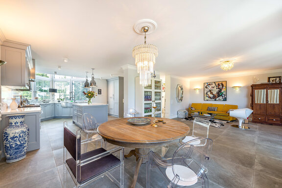 Luxurious cooking/dining area