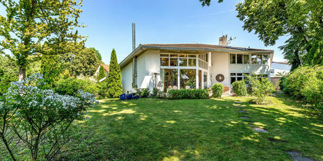 Designer-Villa mit großem Raumangebot und schönem Garten
