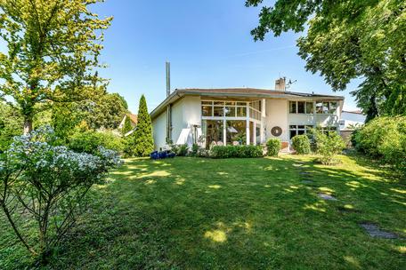 Designer villa with large space and beautiful garden