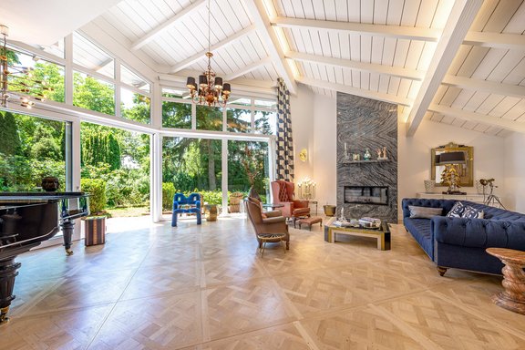 Luftige Wohnhalle mit Kamin