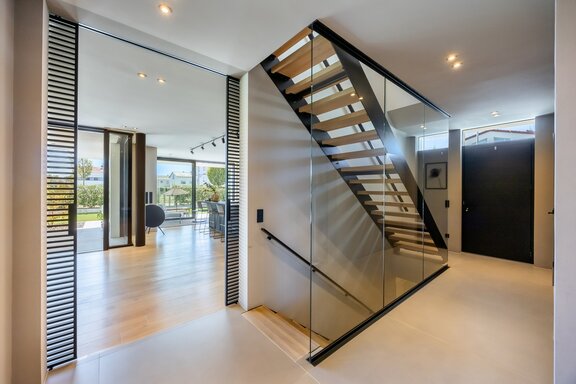 Design-oriented entryway with built-in features