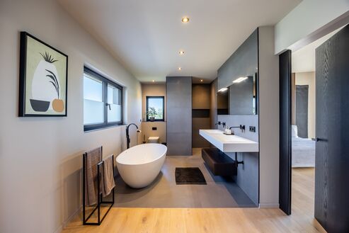 Masterbad ensuite mit freistehender Wanne