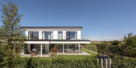 Design-oriented family villa built in 2021 with a granny flat in a quiet location on the outskirts of town
