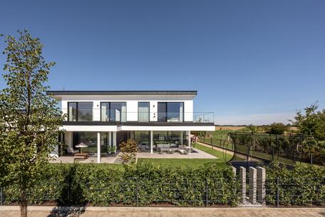 Design-oriented family villa built in 2021 with a granny flat in a quiet location on the outskirts of town