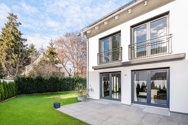 Designorientiertes Eckhaus mit 5 Schlafzimmern, Südwest-Garten, Wärmepumpe und Photovoltaik