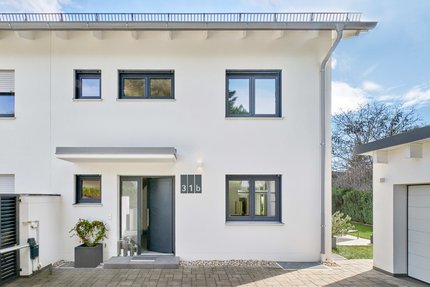 Separierter Vorplatz mit Doppelgarage