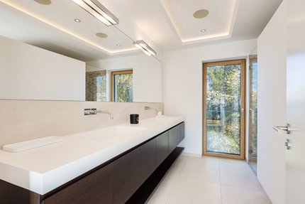 Lichterfülltes, komfortables Masterbad mit allen Annehmlichkeiten