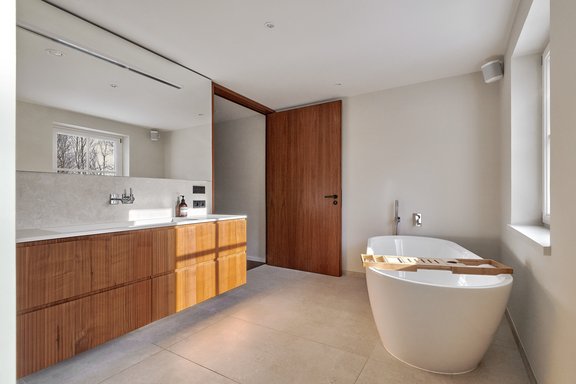 Spa-Atmosphäre in warmen Naturtönen