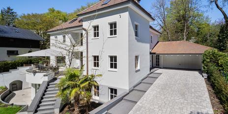 High-end architect-designed villa in a quiet location in Starnberg with luxurious amenities