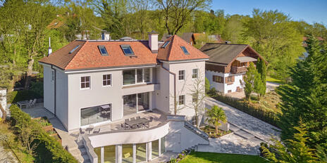 High-end architect-designed villa in a quiet location in Starnberg with luxurious amenities
