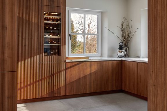 Lichtdurchflutete Küche aus Nussholz