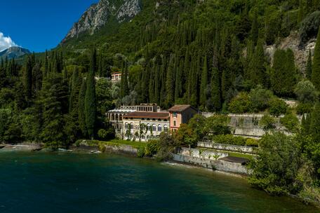 Direkt am See: Historische Villa mit einzigartiger Lage und großem Potenzial