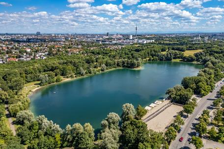 Direktlage am Lerchenauer See: 3.876 m² Ufergrundstück mit Baugenehmigung für Hotel mit Biergarten