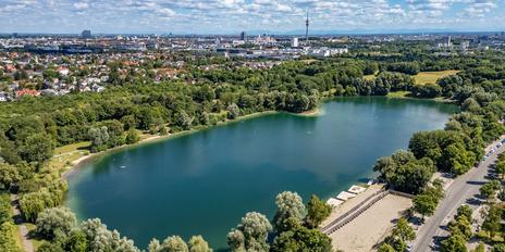 Direktlage am Lerchenauer See: 3.876 m² Ufergrundstück mit Baugenehmigung für Hotel mit Biergarten