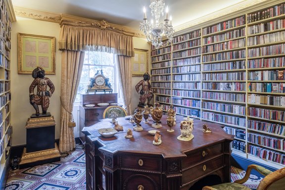 Arbeitszimmer mit Bibliothek