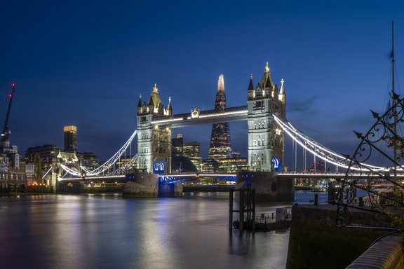 Nächtlicher Blick auf die Tower Bridge