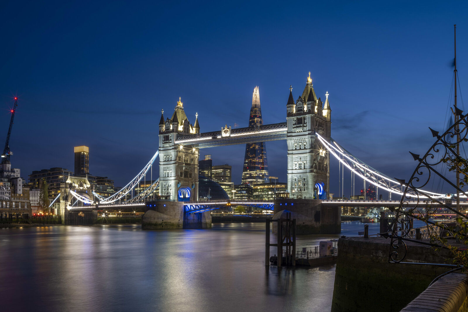 Nächtlicher Blick auf die Tower Bridge