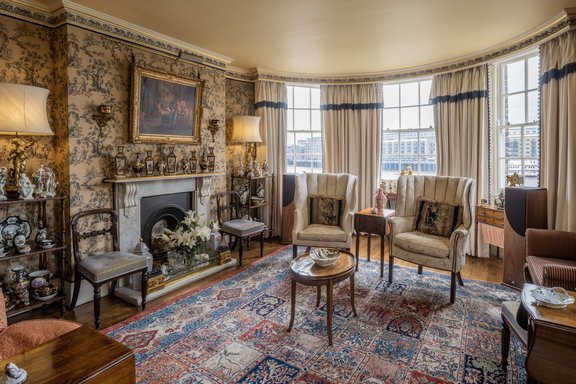 Kaminzimmer mit Stilmöbeln