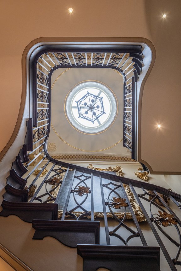 Treppenauge unter Rundkuppel