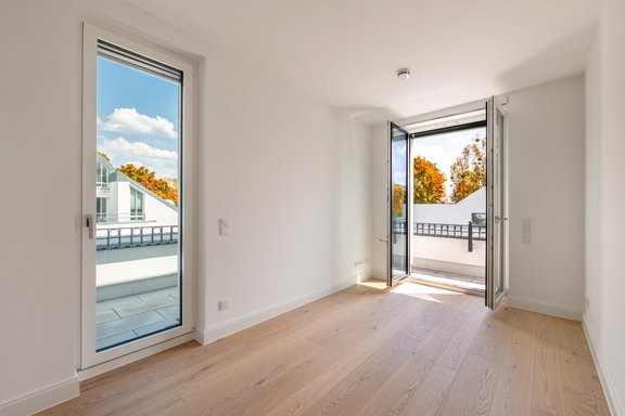 Eins von zwei Schlafzimmern