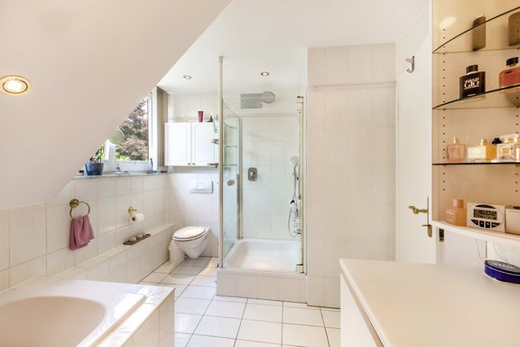 Bad mit Dusche und Wanne