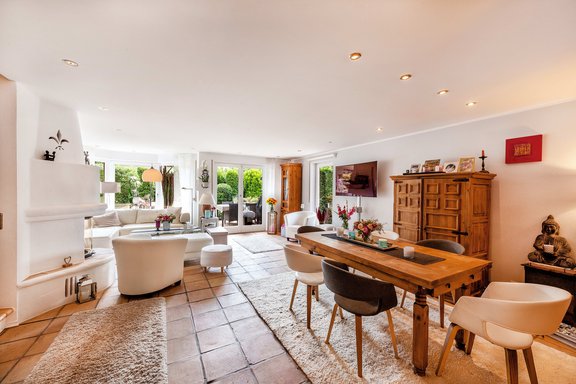 Wohn-/Essbereich mit Kamin