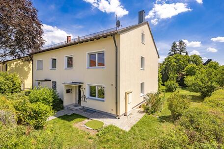 Semi-detached house with a sunny garden and plenty of space for the whole family