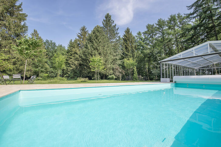 Pool mit Glasüberdachung