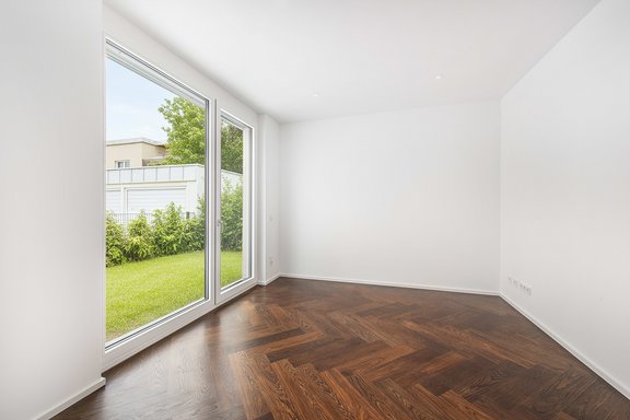Lichtfülle durch bodentiefe Fenster
